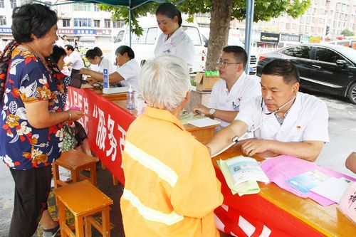 平舆县人民医院在舆新广场开展"服务百姓健康行动"大型义诊活动
