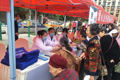 雅创产品进社区 多样服务暖人心 我市开展“助力扶贫产品销售 搭建创业交流平台”进社区活动
