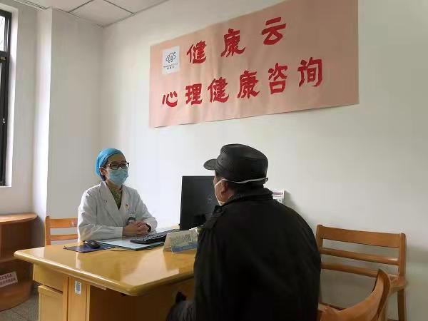 医生对居民进行心理疏导
