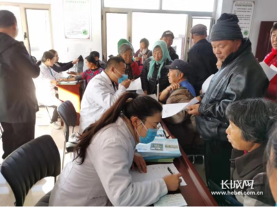 丰宁:医务人员走进村 健康扶贫暖人心