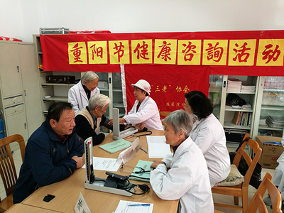 北航校医院退休职工党支部开展重阳节健康咨询活动